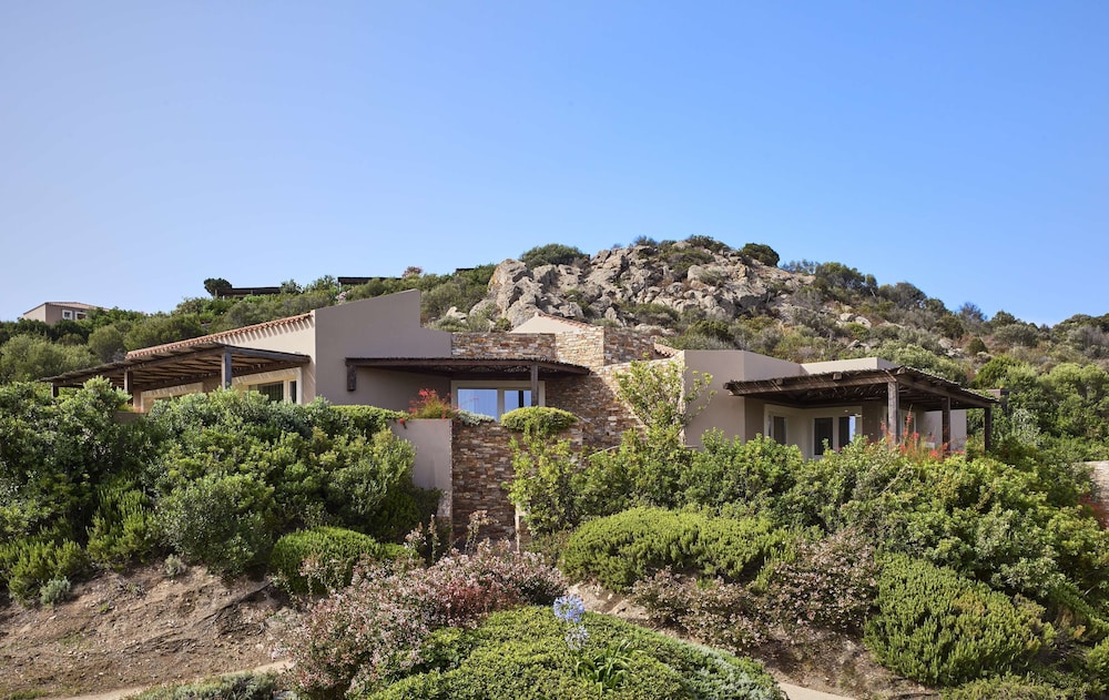Baia di Chia Resort Sardinia, Curio Collection by Hilton — Hotel building in Domus de Maria, Sardinia