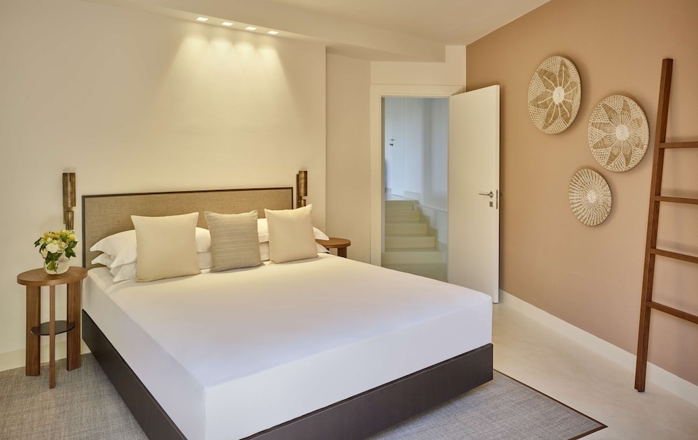 Baia di Chia Resort Sardinia, Curio Collection by Hilton — Hotel rooms in Domus de Maria, Sardinia