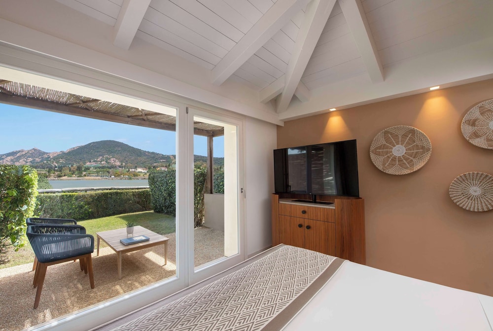 Baia di Chia Resort Sardinia, Curio Collection by Hilton — Hotel rooms in Domus de Maria, Sardinia