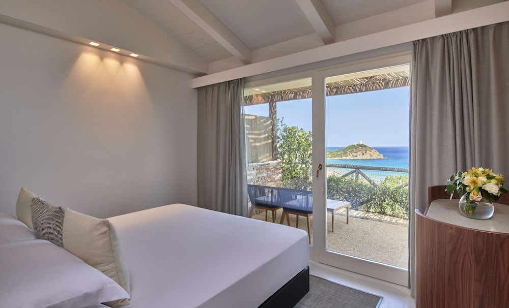 Baia di Chia Resort Sardinia, Curio Collection by Hilton — Hotel rooms in Domus de Maria, Sardinia