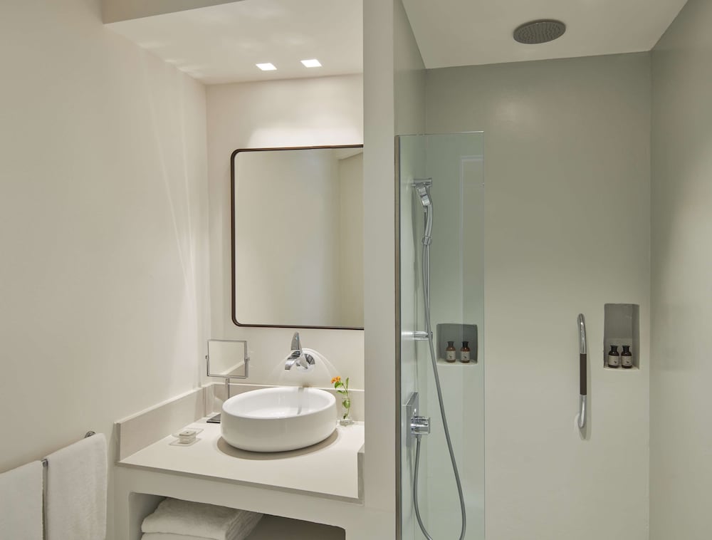 Baia di Chia Resort Sardinia, Curio Collection by Hilton — Hotel rooms in Domus de Maria, Sardinia