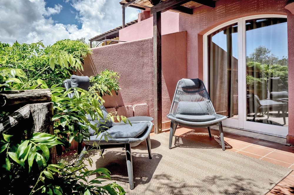 Veridia Resort Sardinia, A Member Of Radisson Individuals — Hotel building in Domus de Maria, Sardinia