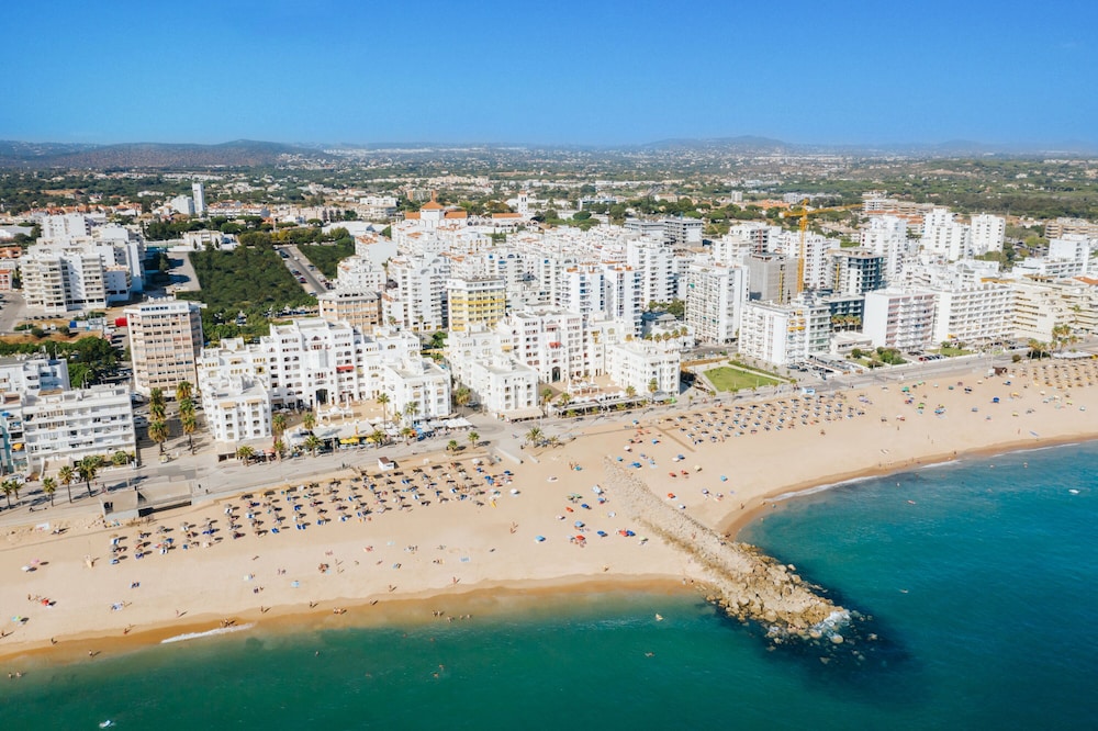Hotel Atismar — Beach in Quarteira, Faro