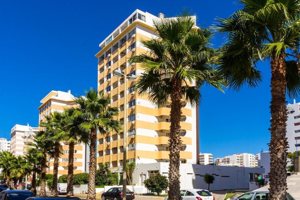 Hotel Atismar — Hotel building in Quarteira, Faro