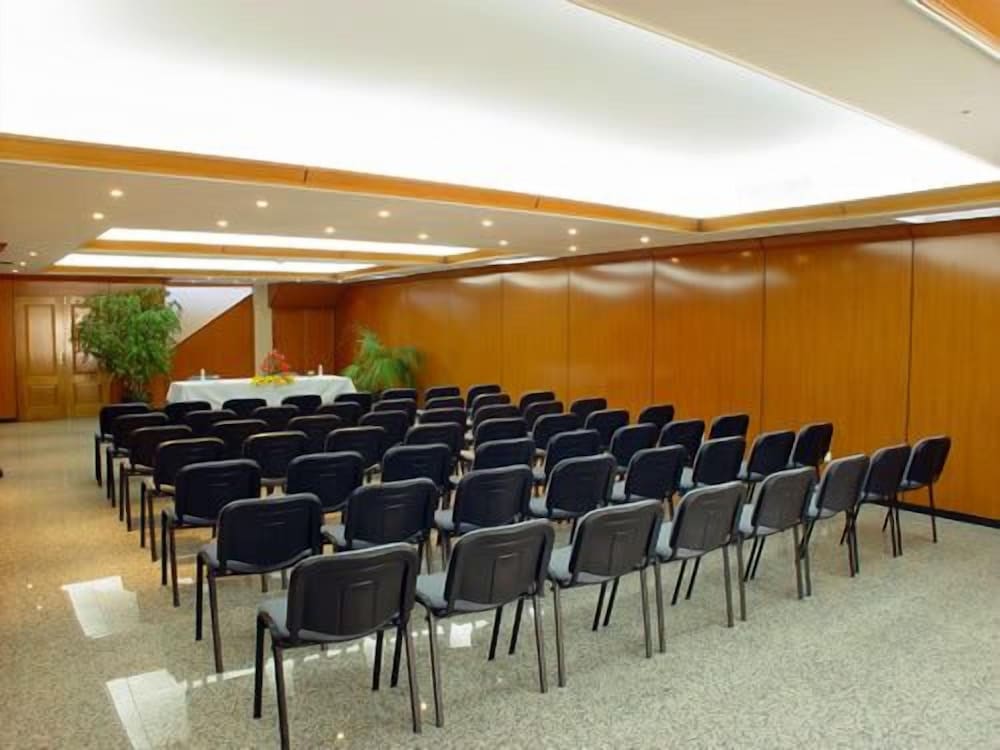 Hotel Atismar — Hotel building in Quarteira, Faro