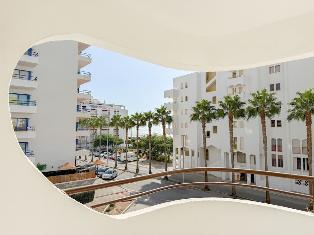 Hotel Atismar — Hotel building in Quarteira, Faro