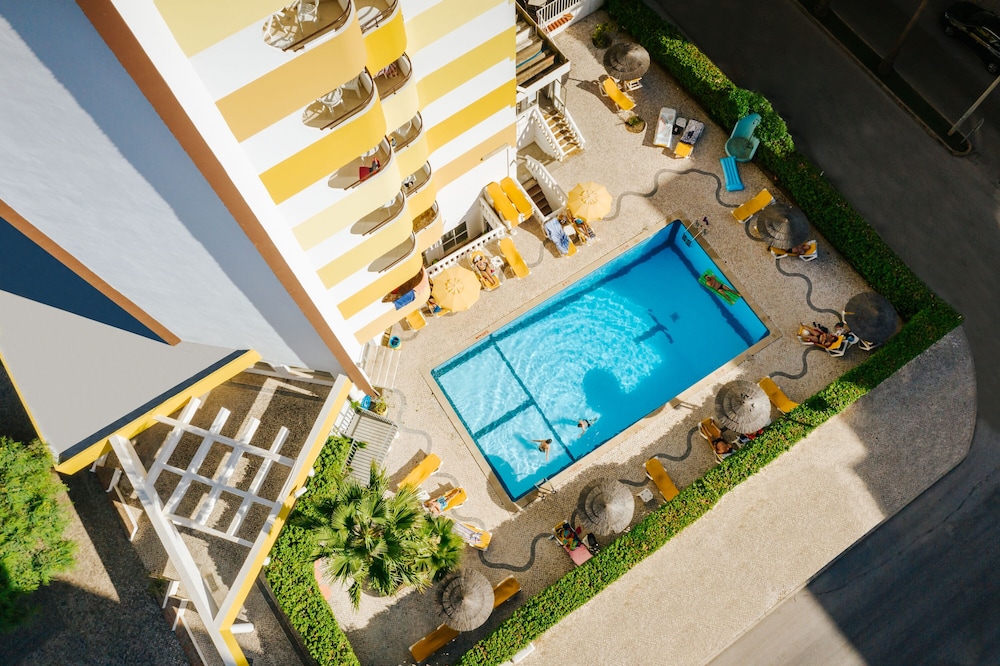 Hotel Atismar — Hotel building in Quarteira, Faro