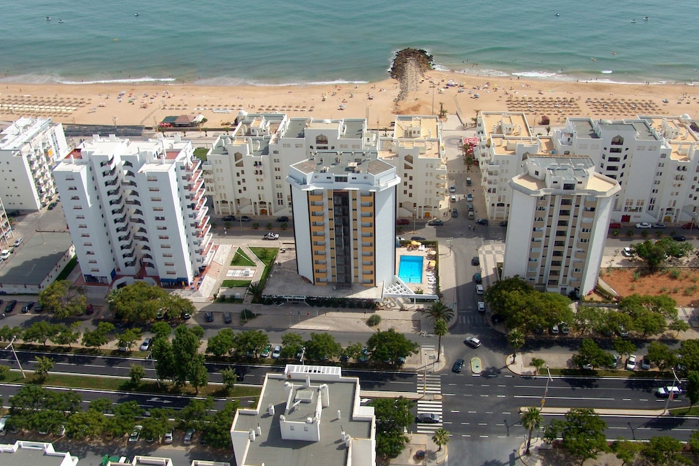 Hotel Atismar — Hotel building in Quarteira, Faro