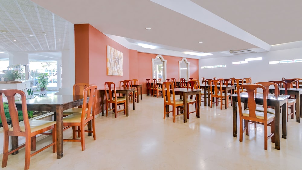Hotel Atismar — Restaurant & bars in Quarteira, Faro