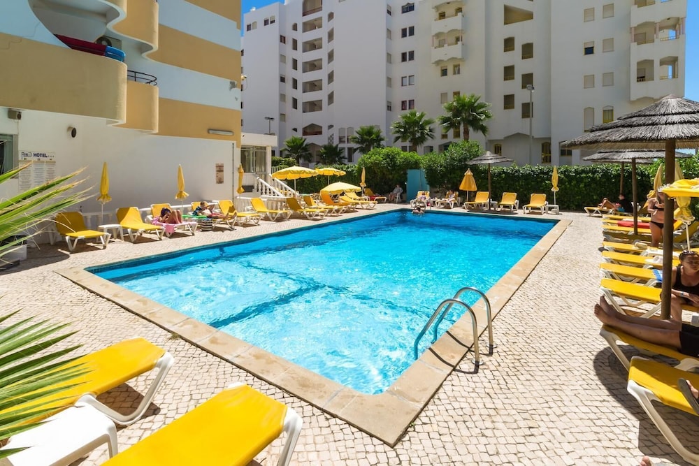 Hotel Atismar — Swimming pool in Quarteira, Faro