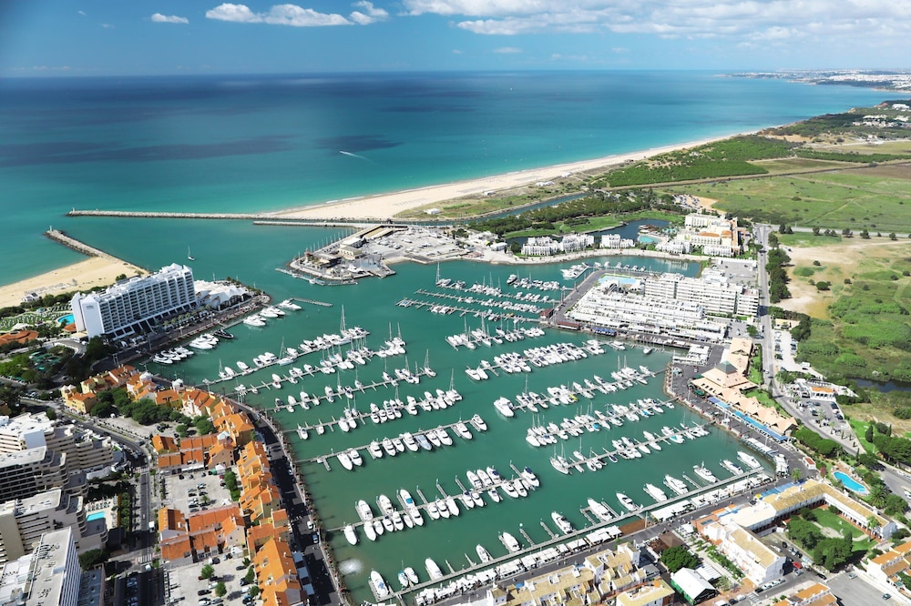 Hotel Atismar — Beach in Quarteira, Faro