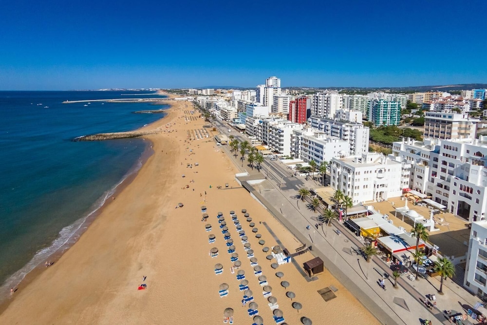 Hotel Atismar — Beach in Quarteira, Faro