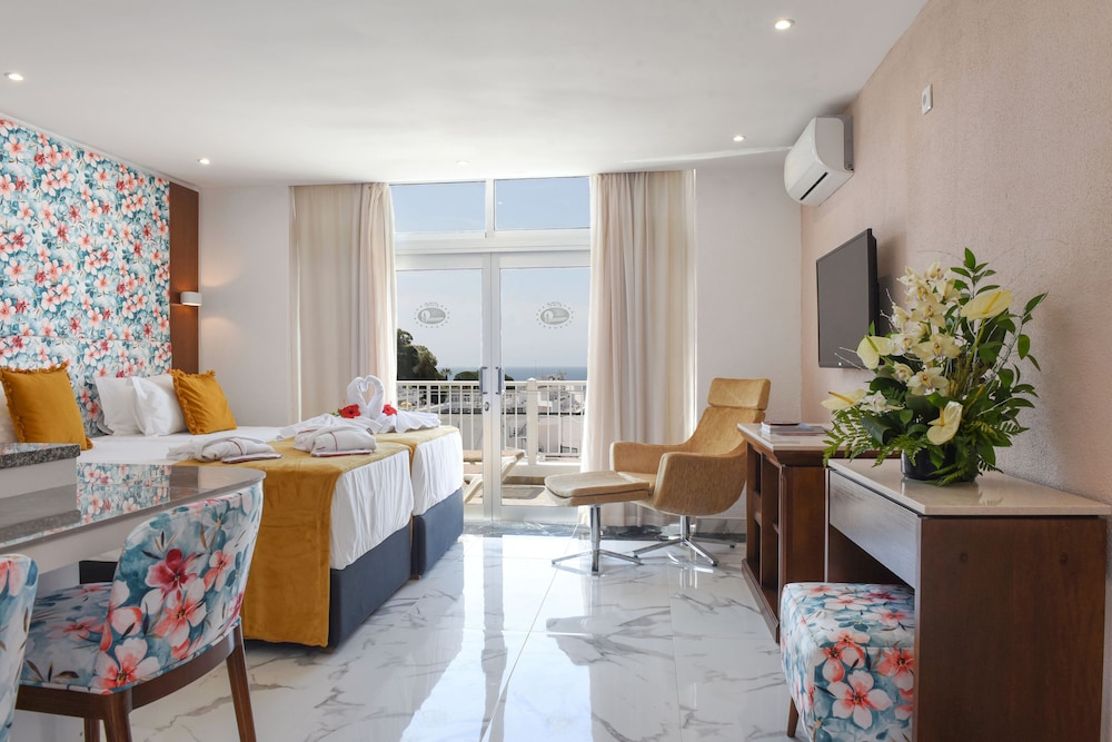 Muthu Clube Praia da Oura — Hotel rooms in Albufeira, Faro