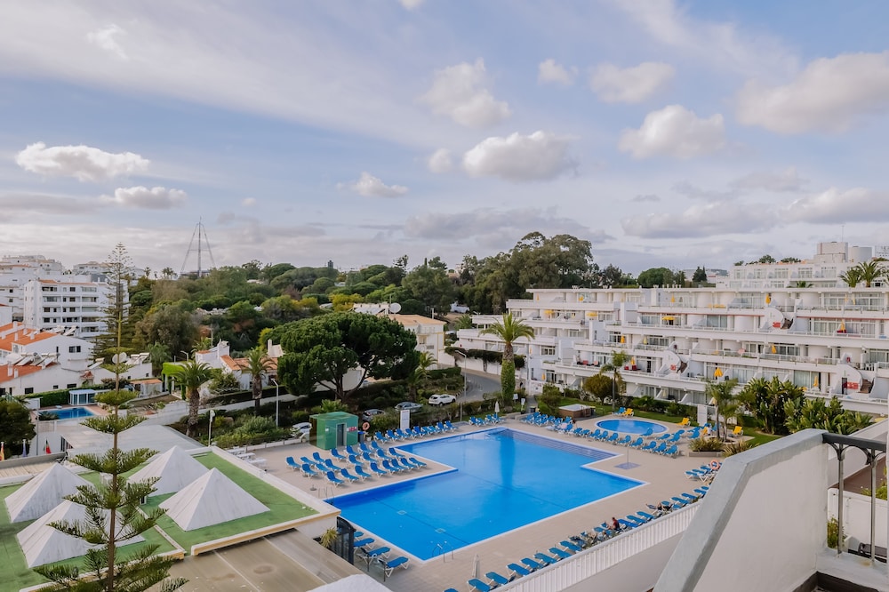 Muthu Clube Praia da Oura — Swimming pool in Albufeira, Faro