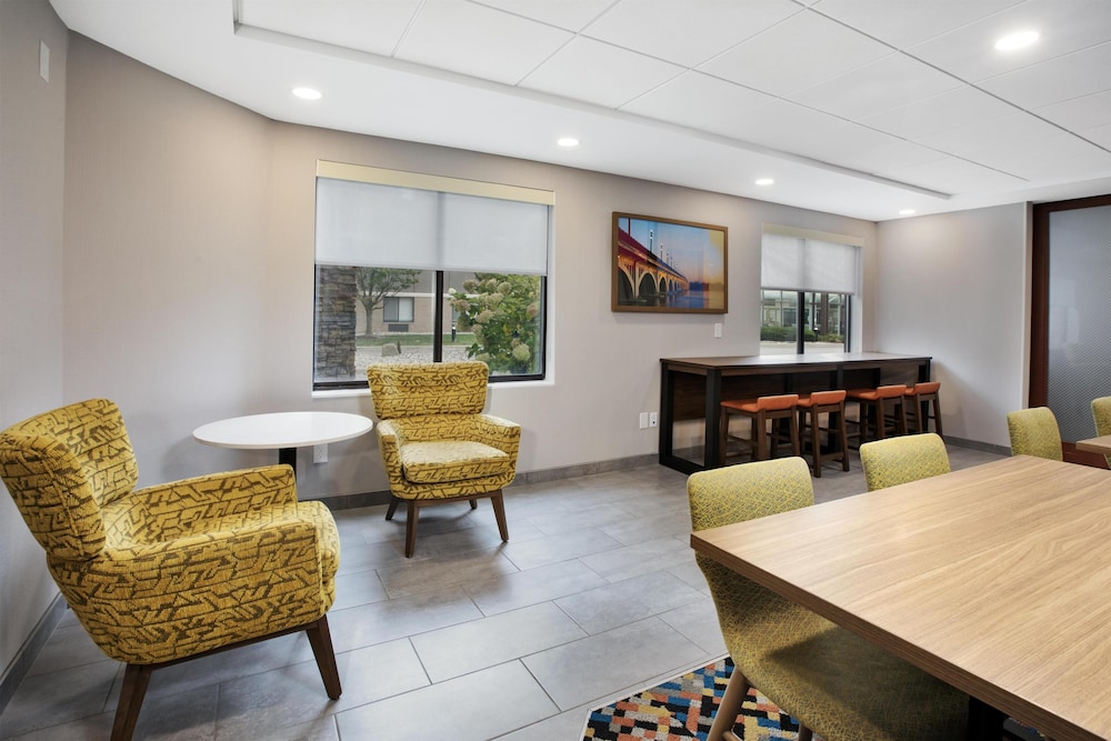 Hampton Inn Hotel Detroit/Belleville-Airport Area — Restaurant & bars in Belleville, Michigan