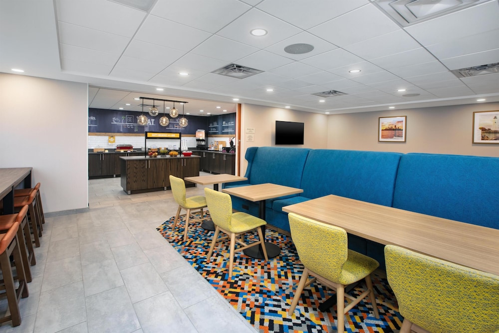 Hampton Inn Hotel Detroit/Belleville-Airport Area — Restaurant & bars in Belleville, Michigan
