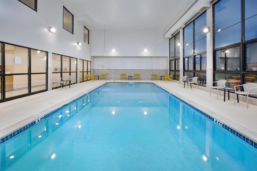 Hampton Inn Hotel Detroit/Belleville-Airport Area — Swimming pool in Belleville, Michigan