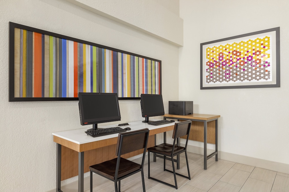 Holiday Inn Express Sarasota East - I-75 by IHG — Hotel building in Sarasota, Florida