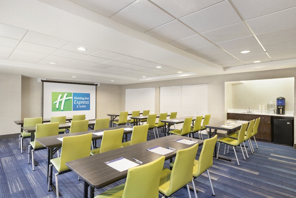 Holiday Inn Express Sarasota East - I-75 by IHG — Hotel building in Sarasota, Florida
