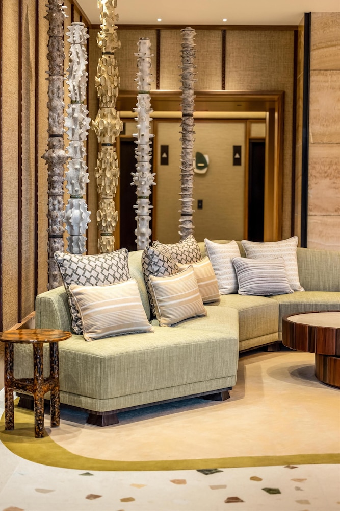 Ka Laʻi Waikiki Beach, LXR Hotels & Resorts — Hotel building in Honolulu, Hawaii