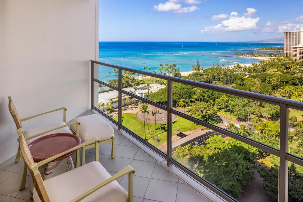 Ka Laʻi Waikiki Beach, LXR Hotels & Resorts — Hotel rooms in Honolulu, Hawaii