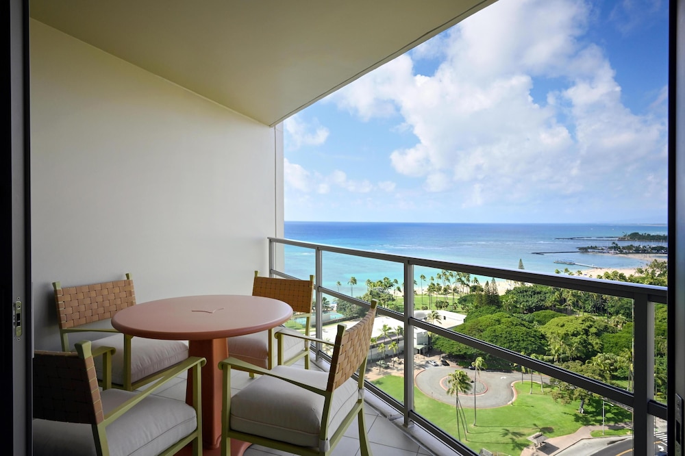 Ka Laʻi Waikiki Beach, LXR Hotels & Resorts — Hotel rooms in Honolulu, Hawaii