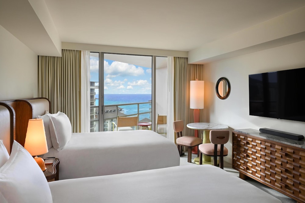 Ka Laʻi Waikiki Beach, LXR Hotels & Resorts — Hotel rooms in Honolulu, Hawaii