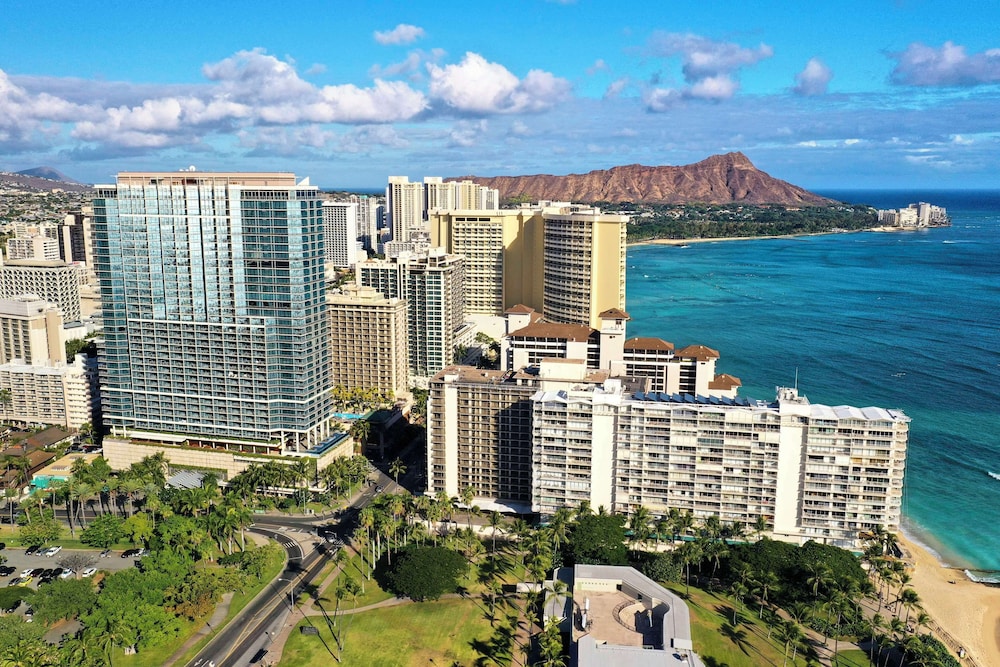 Ka Laʻi Waikiki Beach, LXR Hotels & Resorts — Attractions in the area in Honolulu, Hawaii