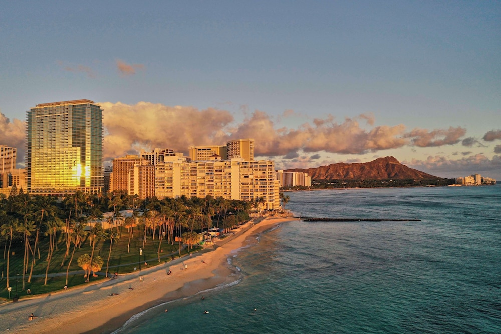 Ka Laʻi Waikiki Beach, LXR Hotels & Resorts — Attractions in the area in Honolulu, Hawaii