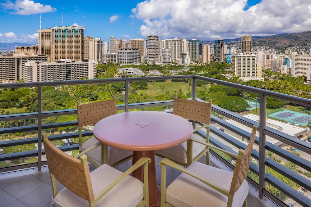 Ka Laʻi Waikiki Beach, LXR Hotels & Resorts — Attractions in the area in Honolulu, Hawaii