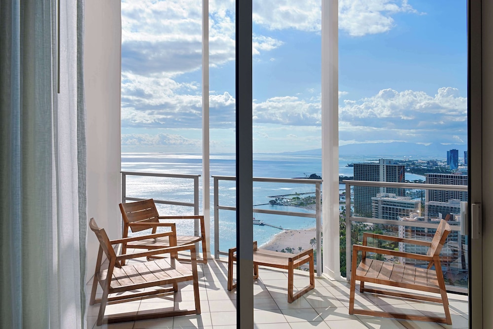 Ka Laʻi Waikiki Beach, LXR Hotels & Resorts — Hotel rooms in Honolulu, Hawaii