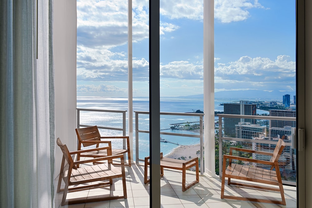 Ka Laʻi Waikiki Beach, LXR Hotels & Resorts — Hotel rooms in Honolulu, Hawaii