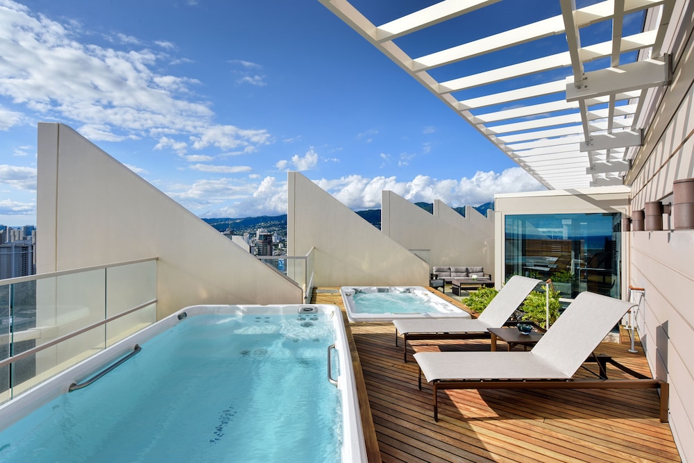 Ka Laʻi Waikiki Beach, LXR Hotels & Resorts — Spa in Honolulu, Hawaii