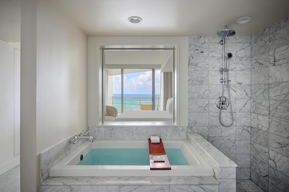 Ka Laʻi Waikiki Beach, LXR Hotels & Resorts — Hotel rooms in Honolulu, Hawaii