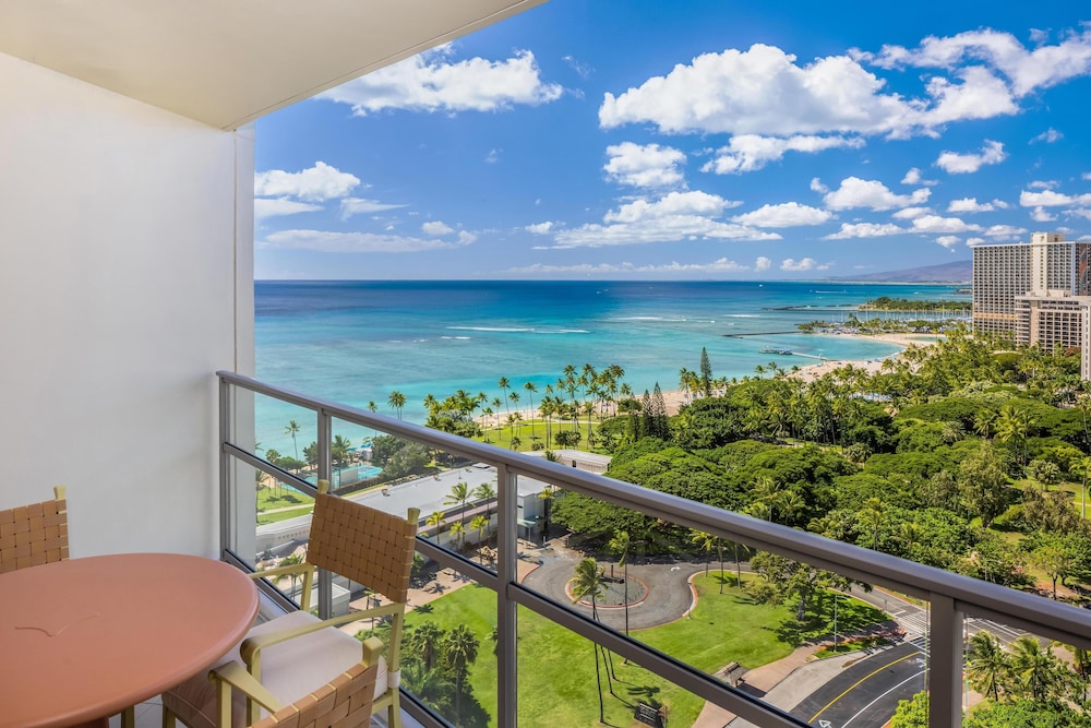 Ka Laʻi Waikiki Beach, LXR Hotels & Resorts — Beach in Honolulu, Hawaii