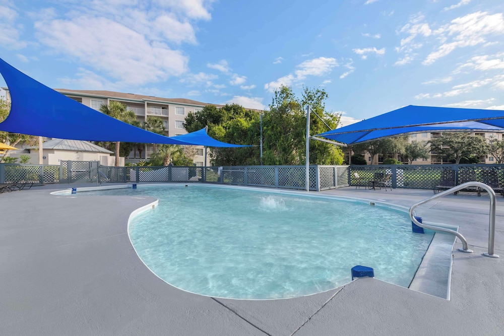 Hilton Vacation Club Aqua Sol Orlando West — Swimming pool in Winter Garden, Florida