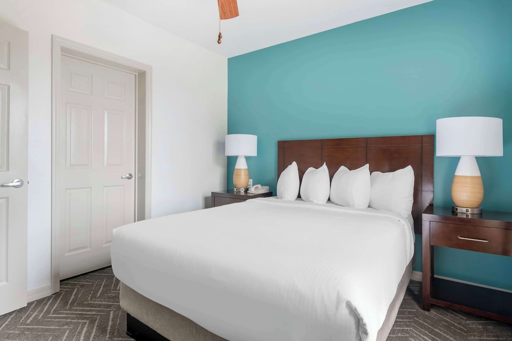 Hilton Vacation Club Aqua Sol Orlando West — Hotel rooms in Winter Garden, Florida