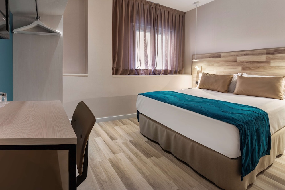 Catalonia Santa Justa — Hotel rooms in Seville, Andalusia