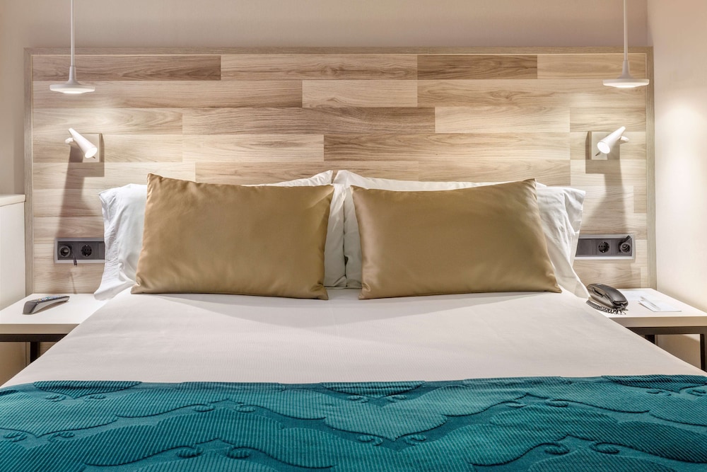 Catalonia Santa Justa — Hotel rooms in Seville, Andalusia