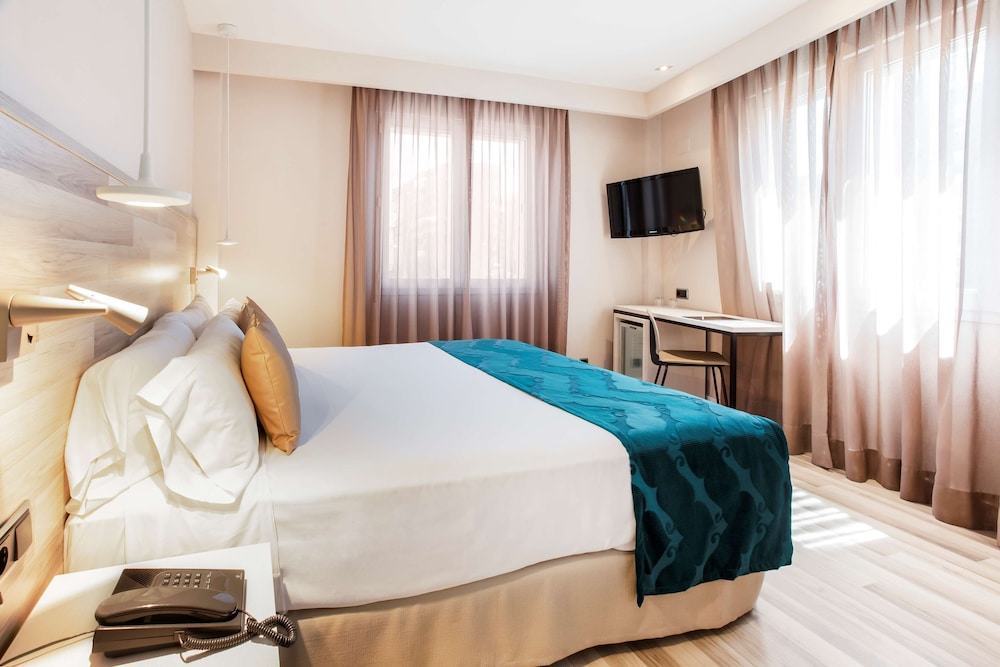 Catalonia Santa Justa — Hotel rooms in Seville, Andalusia