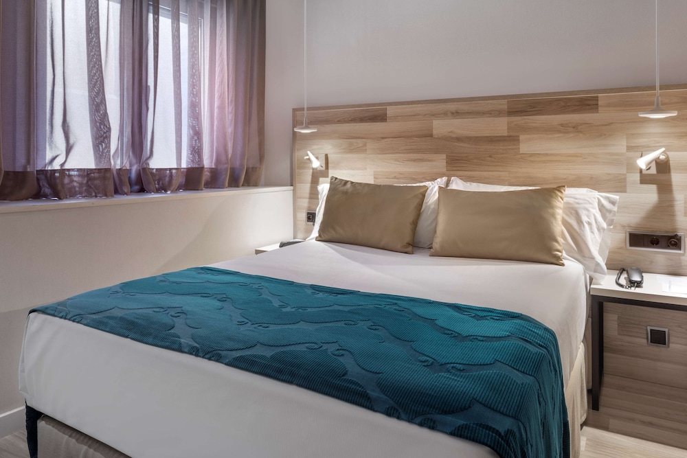 Catalonia Santa Justa — Hotel rooms in Seville, Andalusia