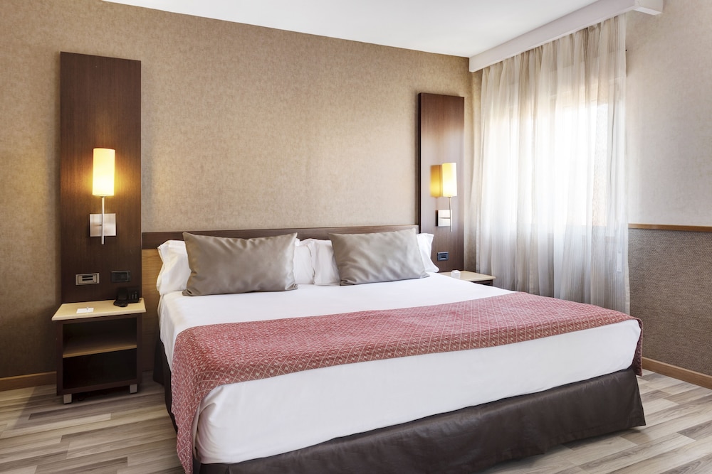Catalonia Santa Justa — Hotel rooms in Seville, Andalusia