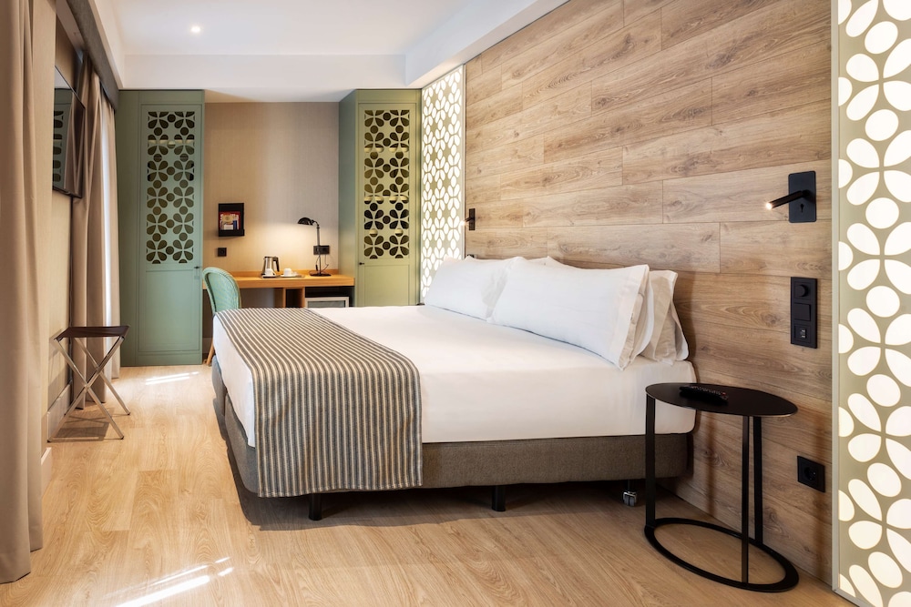 Catalonia Santa Justa — Hotel rooms in Seville, Andalusia