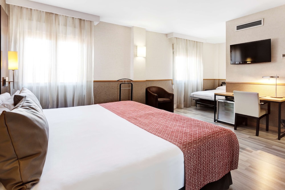 Catalonia Santa Justa — Hotel rooms in Seville, Andalusia