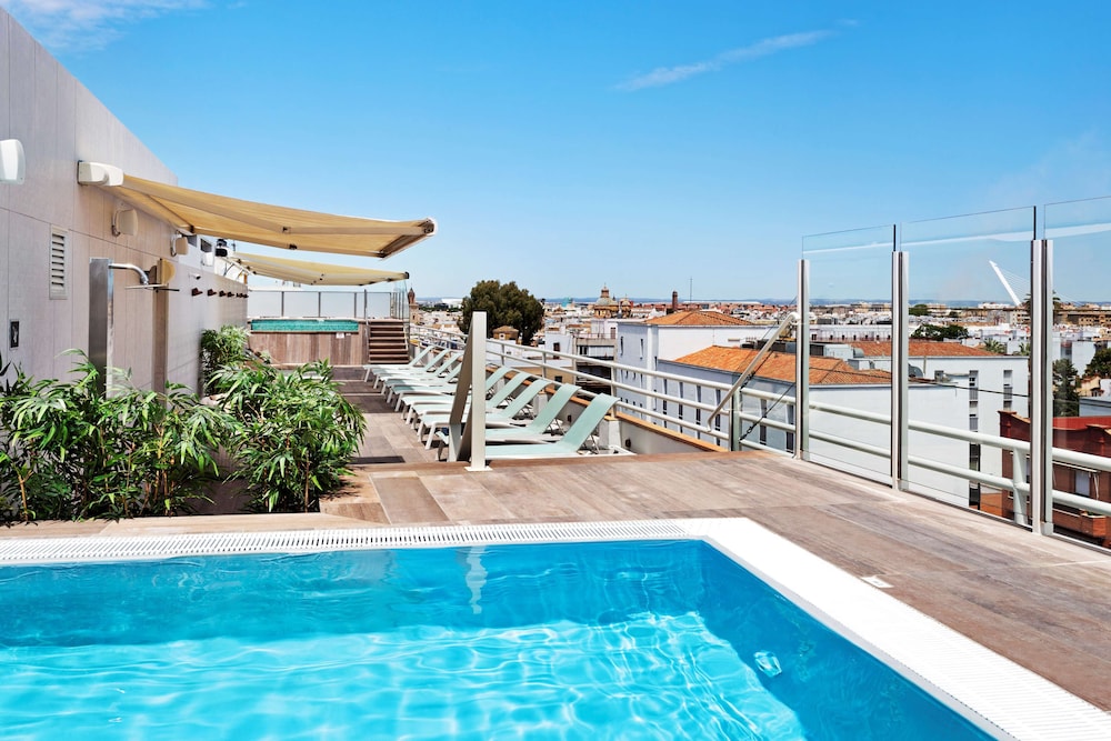 Catalonia Santa Justa — Swimming pool in Seville, Andalusia