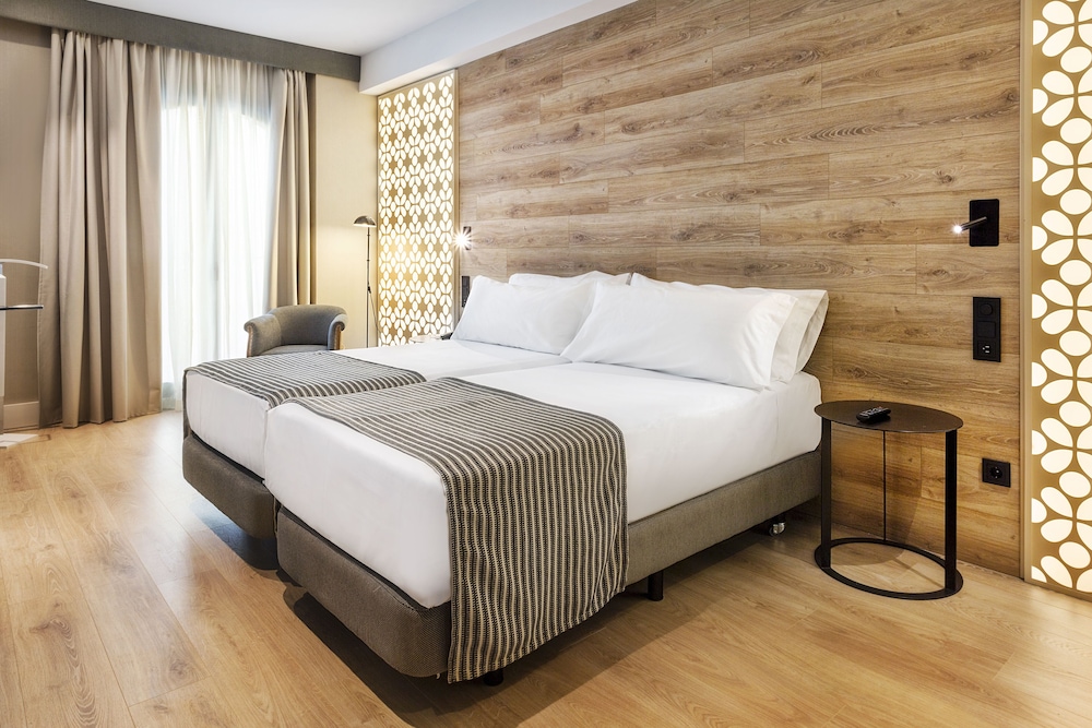 Catalonia Santa Justa — Hotel rooms in Seville, Andalusia
