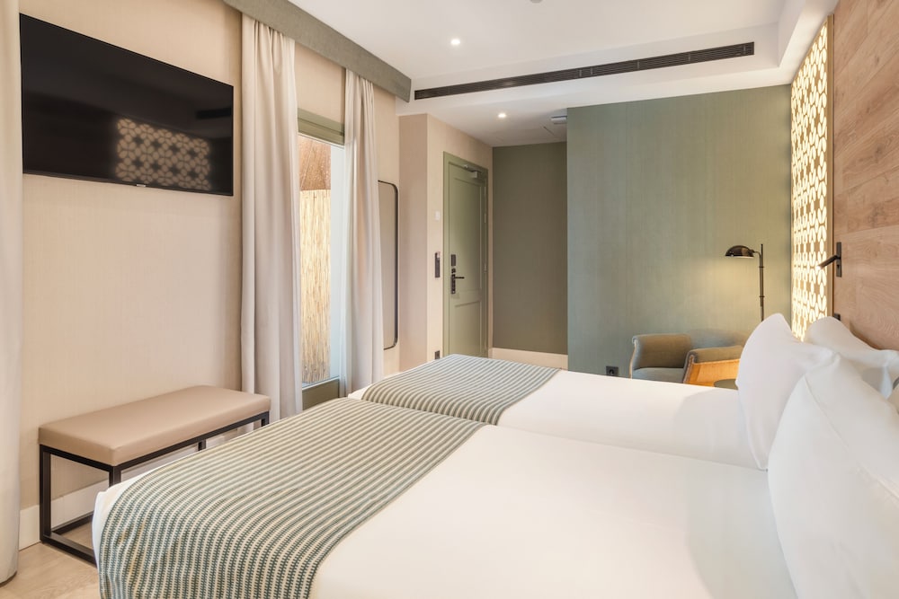 Catalonia Santa Justa — Hotel rooms in Seville, Andalusia