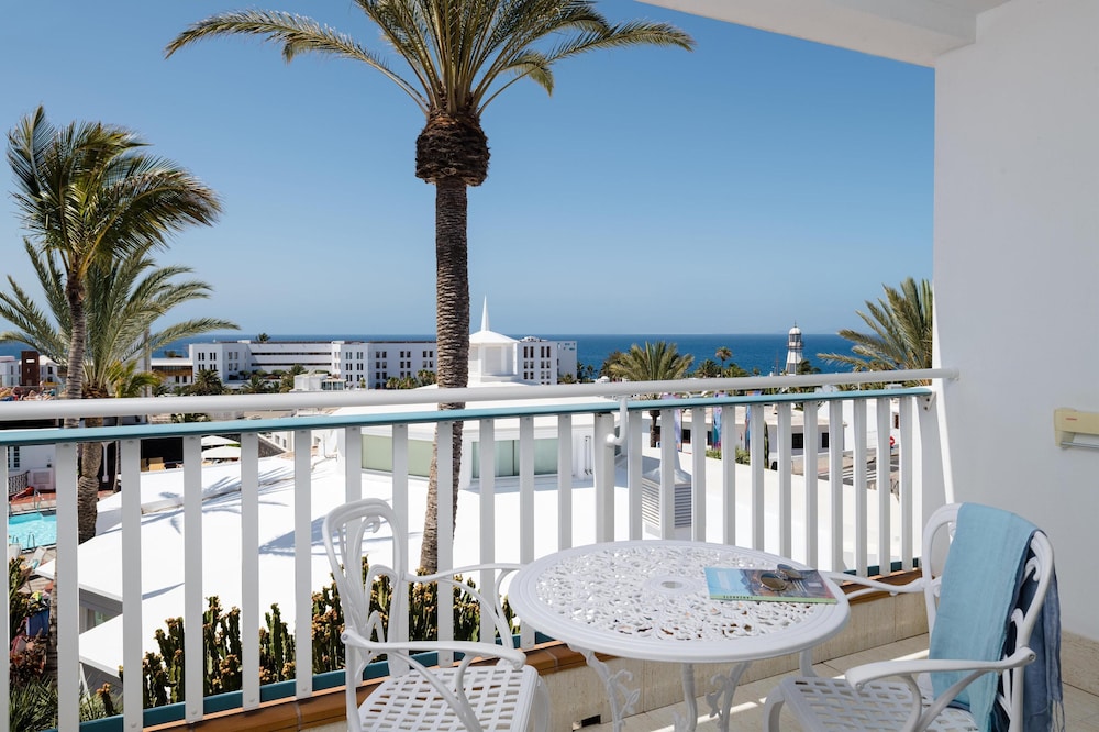 Plus Fariones Apartamentos — Hotel rooms in Puerto del Carmen, Canary Islands