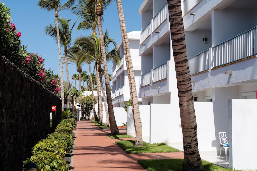 Plus Fariones Apartamentos — Hotel building in Puerto del Carmen, Canary Islands