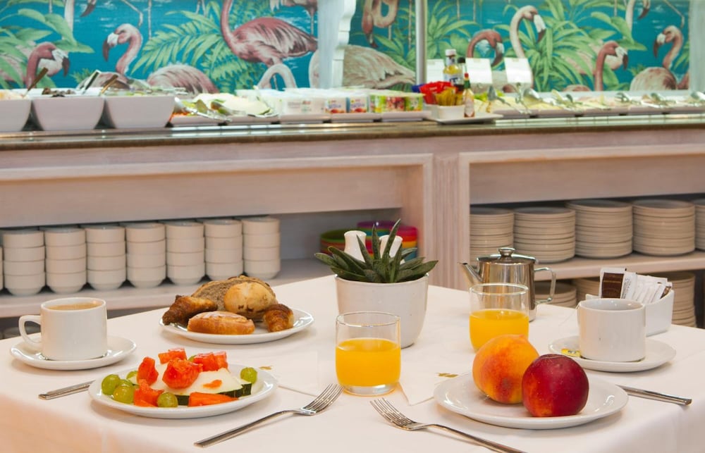 Plus Fariones Apartamentos — Restaurant & bars in Puerto del Carmen, Canary Islands